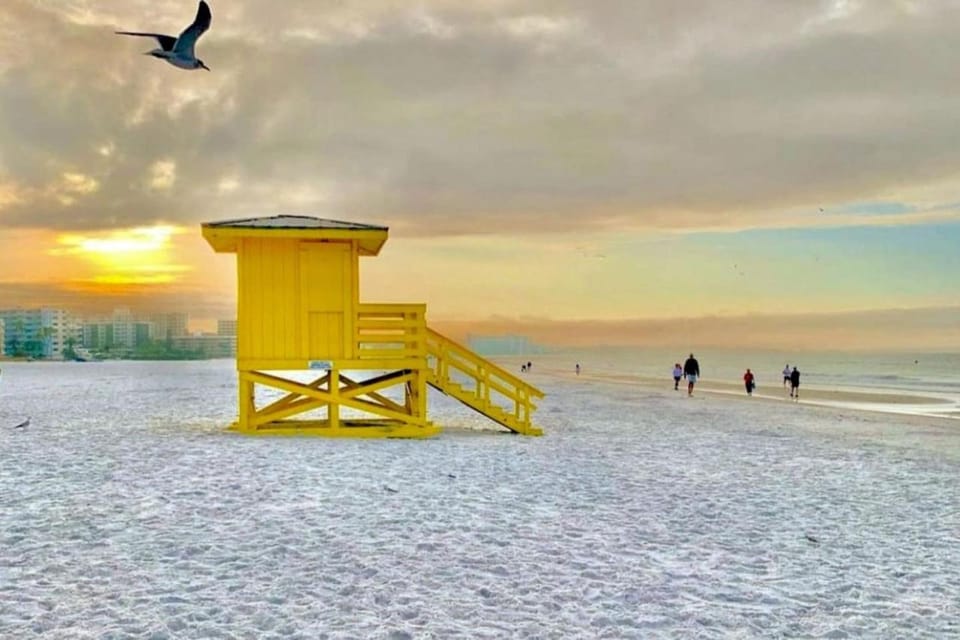 Beach Downtown-Family & Pet Friendly-Balcony & Garage-10 Acre Park with Pickleball, Tennis & Basketball-Lido Beach-Opera-Symphony-St Armands Circle House in Sarasota