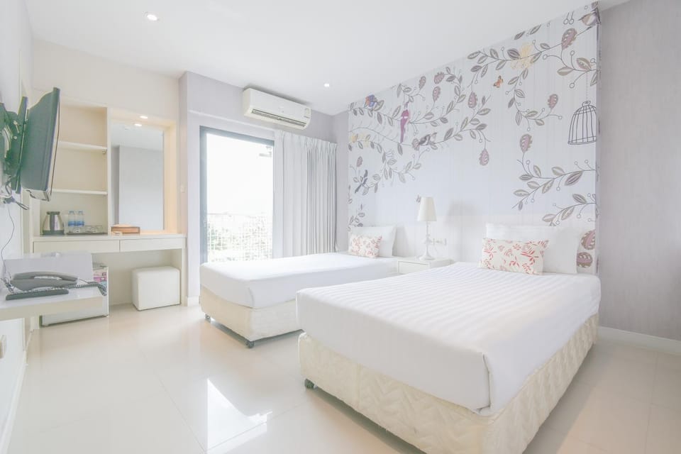 Bed, Photo of the whole room, Bedroom