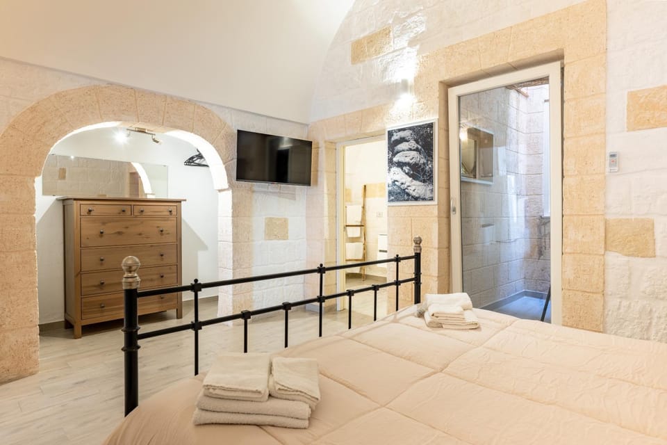 Shower, Bed, Bathroom, TV and multimedia, Photo of the whole room, Decorative detail, Bedroom, hair dryier, locker, towels