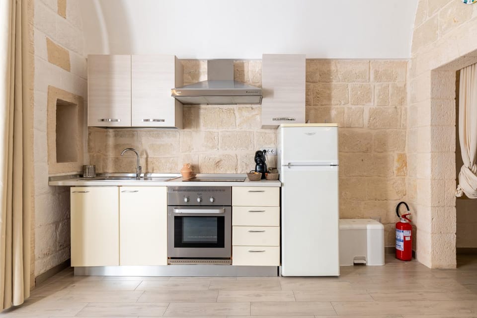Kitchen or kitchenette, Dining area, minibar, oven, stove, toaster, kitchen