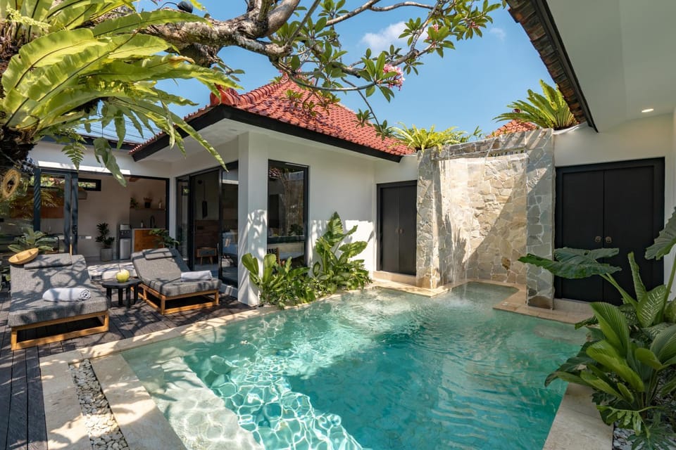 Property building, Patio, Day, Natural landscape, Garden, Living room, Seating area, Garden view, Pool view, Swimming pool, sunbed