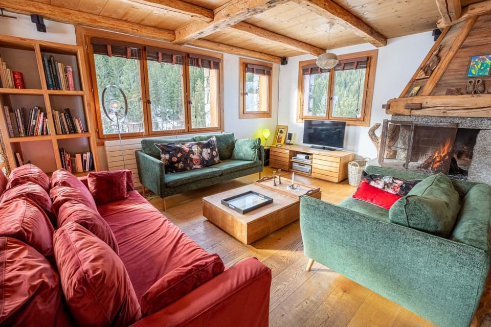 Chalet le Cairn - unique ski-in ski-out location! Outside Hot tube Chalet in Les Allues