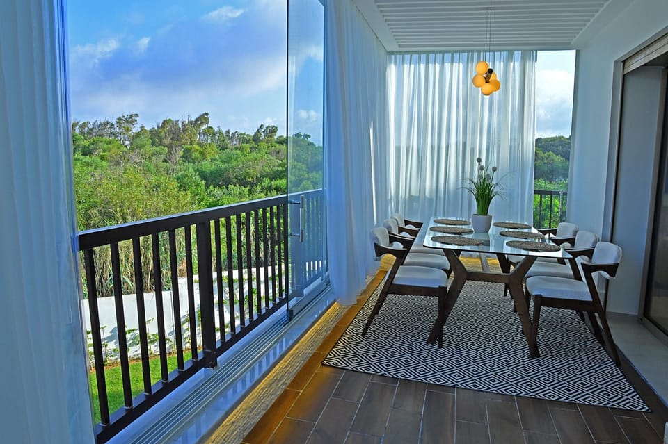 Patio, Day, Natural landscape, View (from property/room), Balcony/Terrace, Living room, Seating area, Dining area