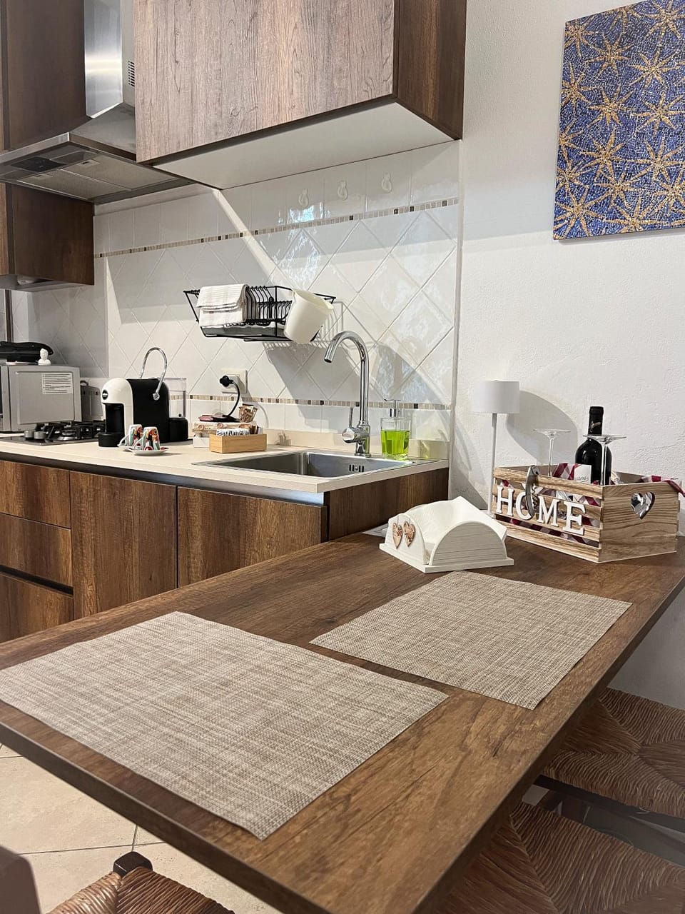 Coffee/tea facilities, Kitchen or kitchenette, stove