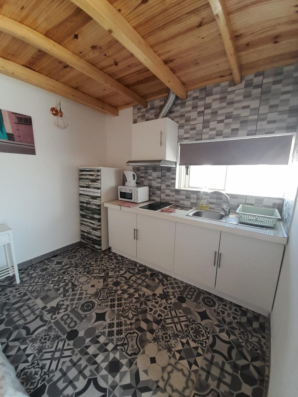 Kitchen or kitchenette, minibar, stove