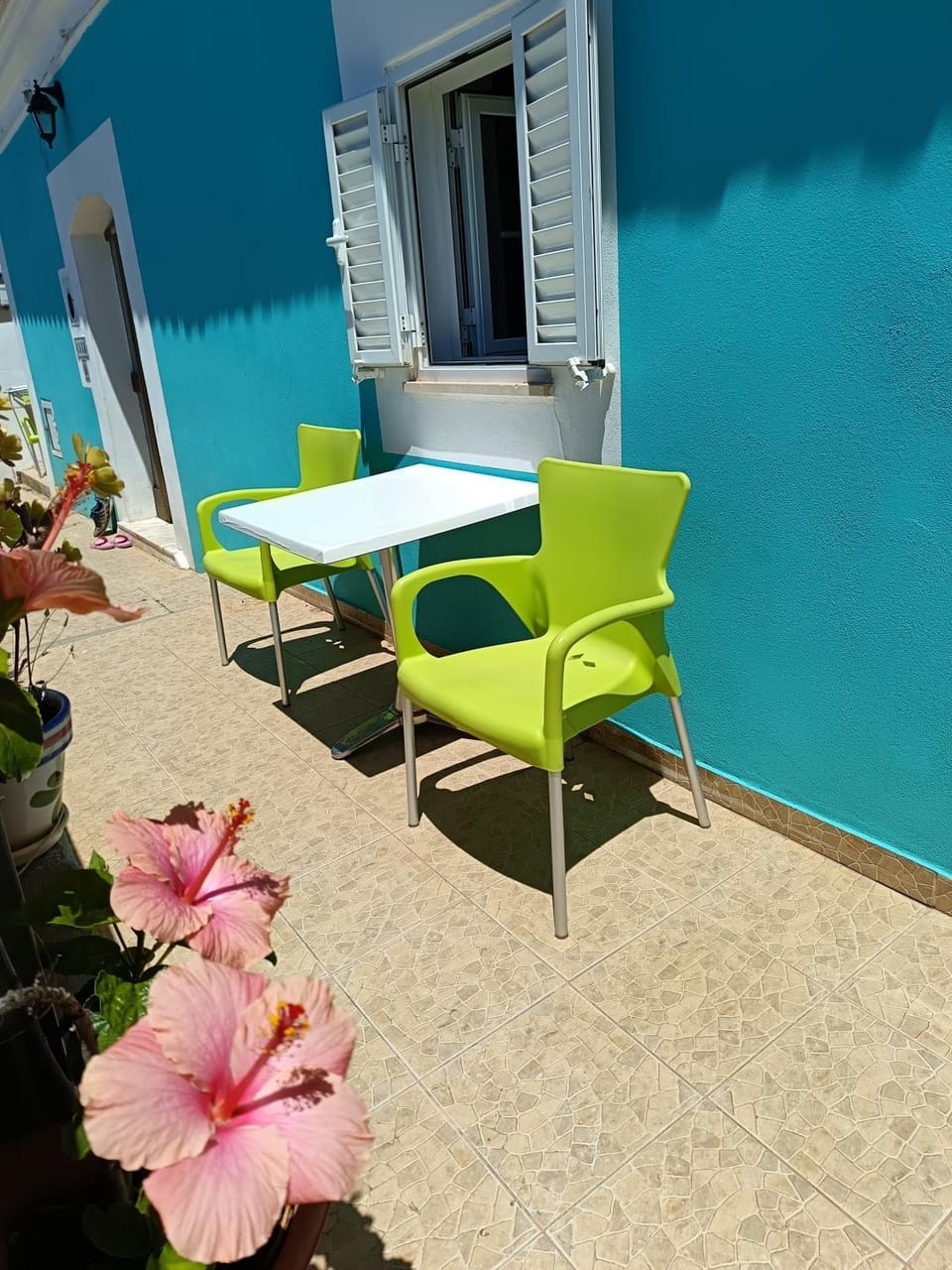Patio, Day, Dining area