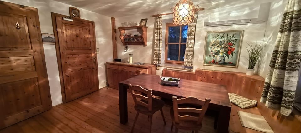 Kitchen or kitchenette, Seating area, Dining area