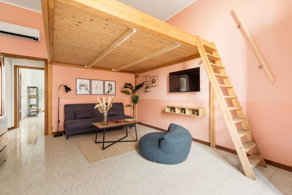 TV and multimedia, Living room, Seating area, Evening entertainment