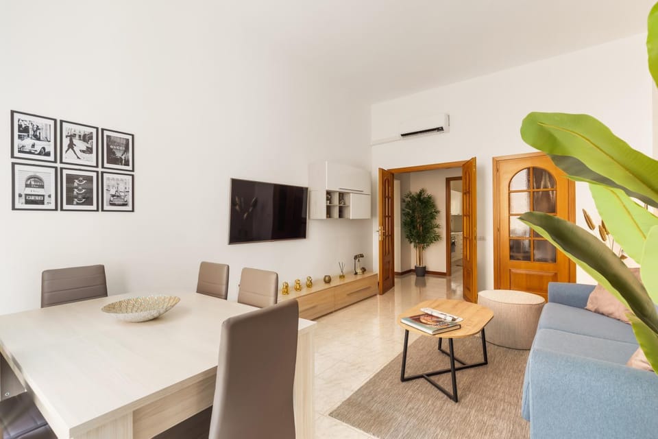 TV and multimedia, Living room, Seating area, Dining area, Evening entertainment