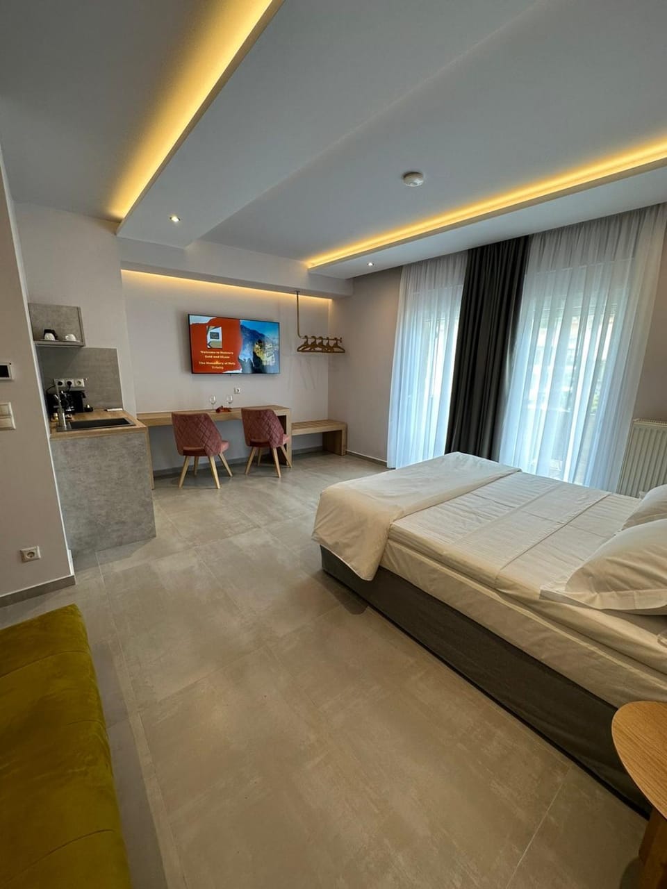 Bed, TV and multimedia, Kitchen or kitchenette, Bedroom