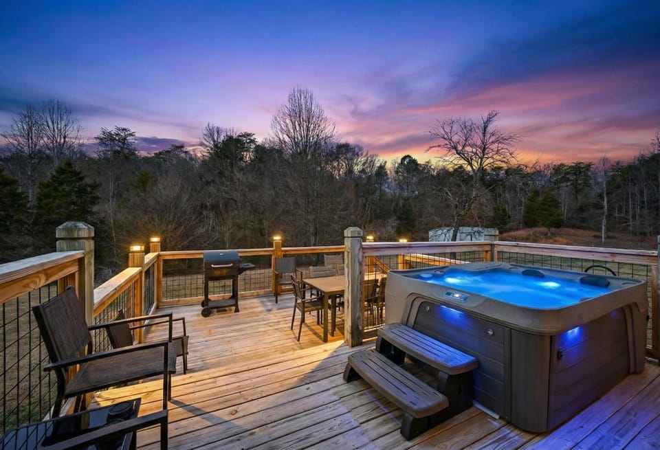 Sunshine Cottage Hot Tub Game Room Grill MORE House in Pigeon Forge