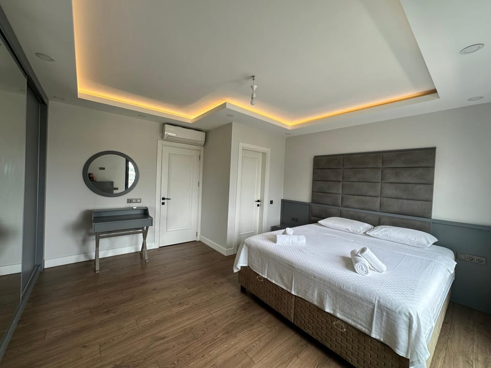 Photo of the whole room, Bedroom, towels, wardrobe