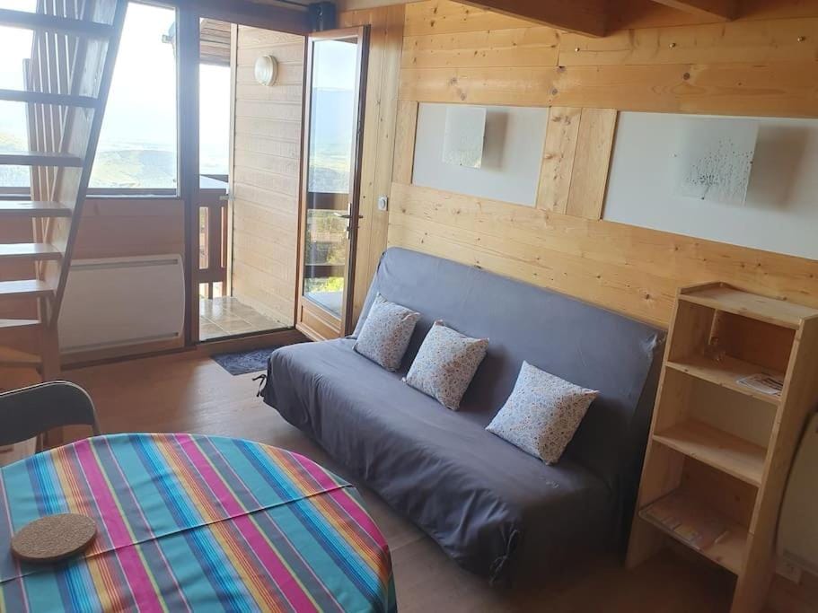 T1 bis . Exposé Sud, vue à 180°.Très calme. Apartment in Bolquère