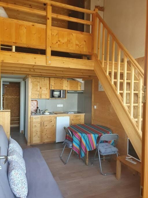 T1 bis . Exposé Sud, vue à 180°.Très calme. Apartment in Bolquère