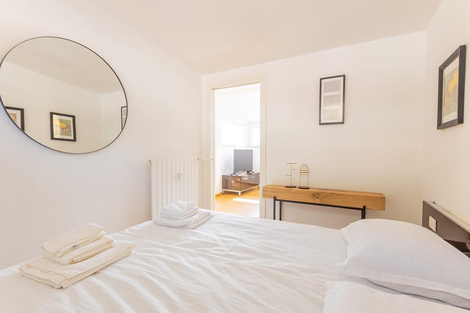 Bed, Bedroom, towels