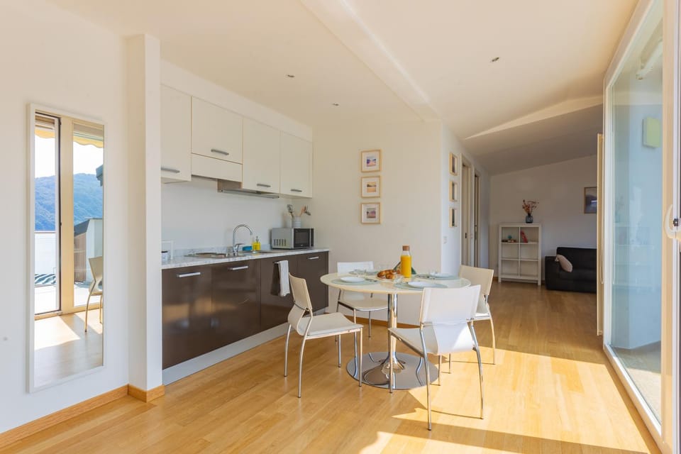 Kitchen or kitchenette, Dining area, stove