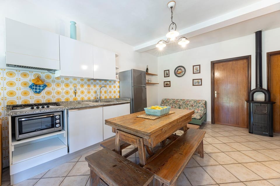 Kitchen or kitchenette, Dining area, stove