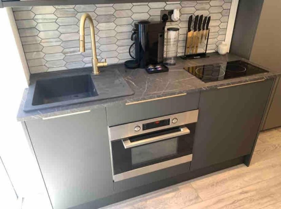 Lux Private Entrance 1 bed Studio - Free Parking - ideal for COOP Live, MCR City Centre, Salford Royal Hospital & Buile Hill Mansion wedding venue Apartment in Salford