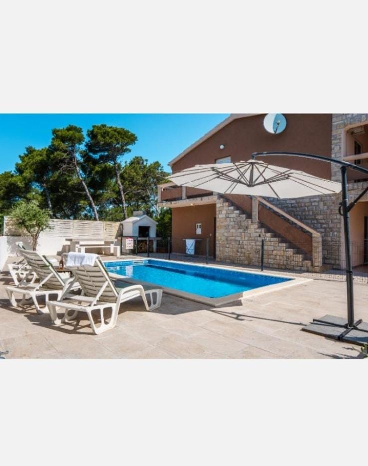 BBQ facilities, Pool view, Swimming pool, Swimming pool, flat iron