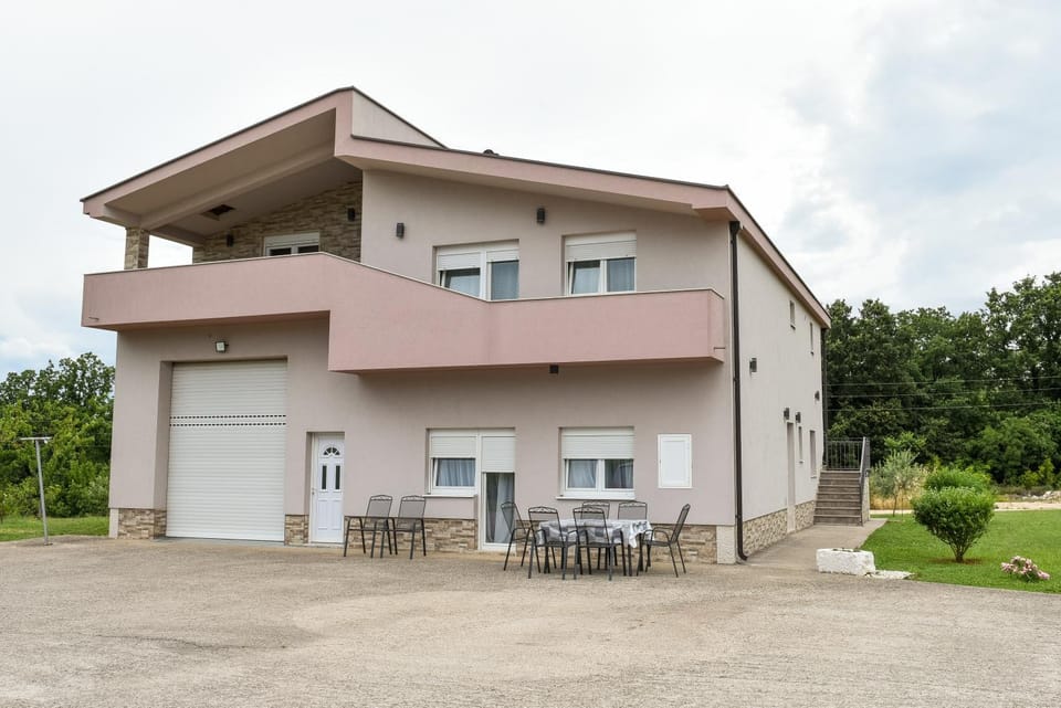 Property building, Patio, Day, Balcony/Terrace, Garden view