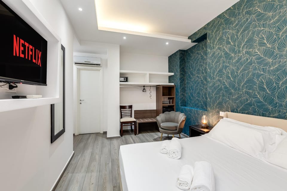 Bed, TV and multimedia, Seating area, Bedroom, air conditioner