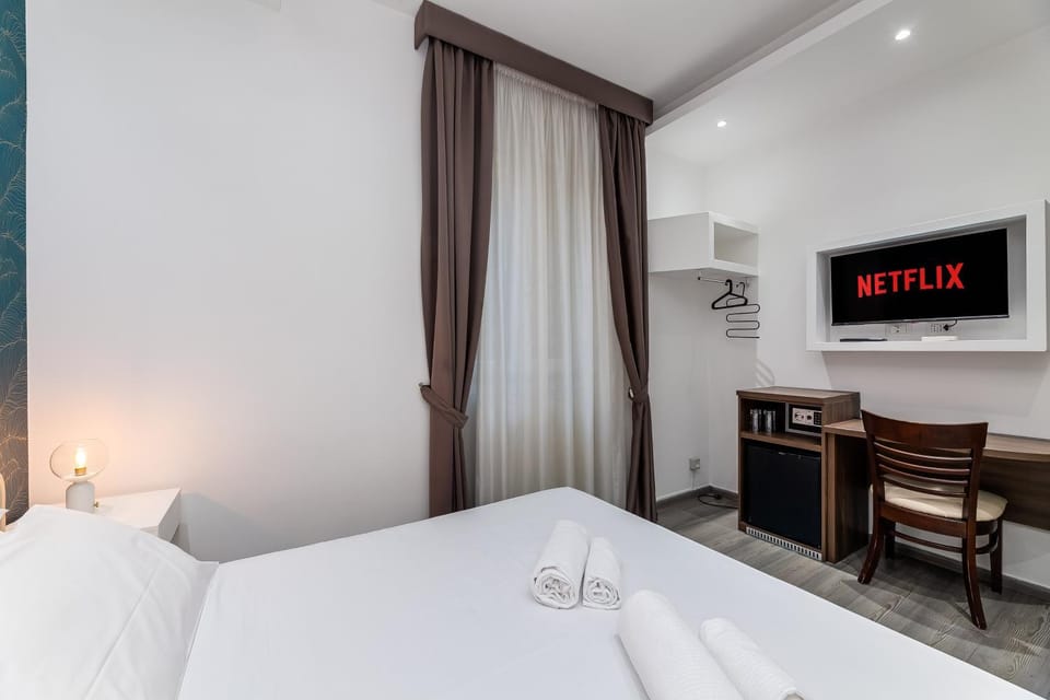 Bed, TV and multimedia, Bedroom