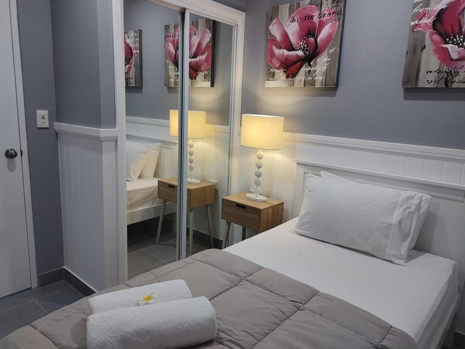 Bed, Photo of the whole room, Bedroom, towels