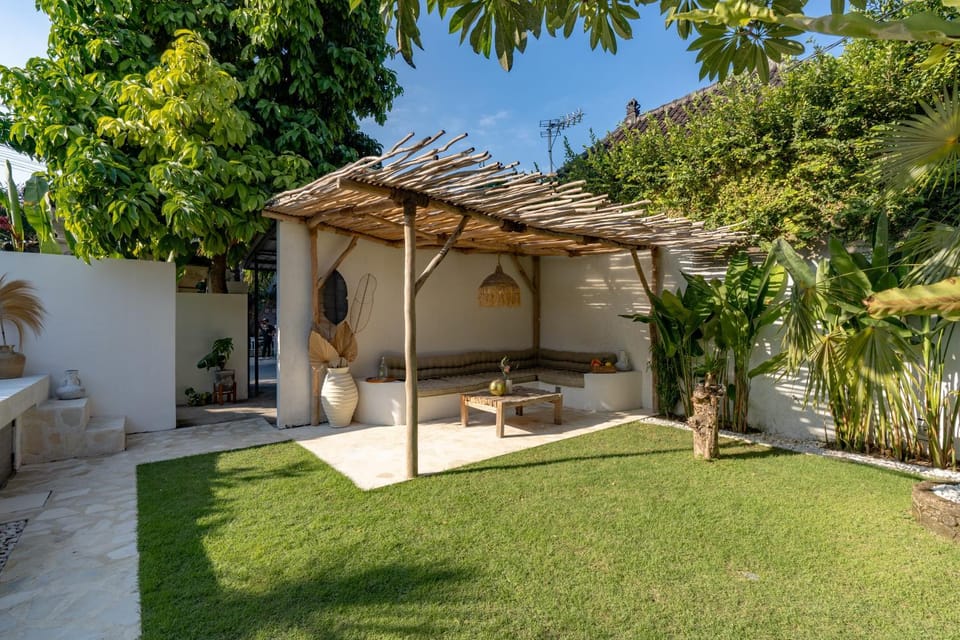 Property building, Patio, Day, Garden, Garden view