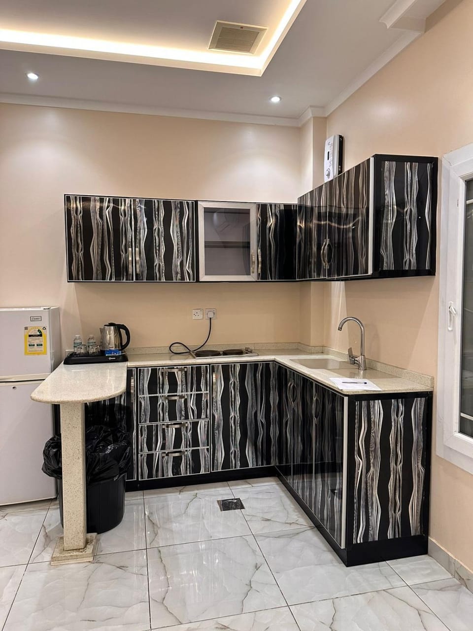 Kitchen or kitchenette, minibar, oven