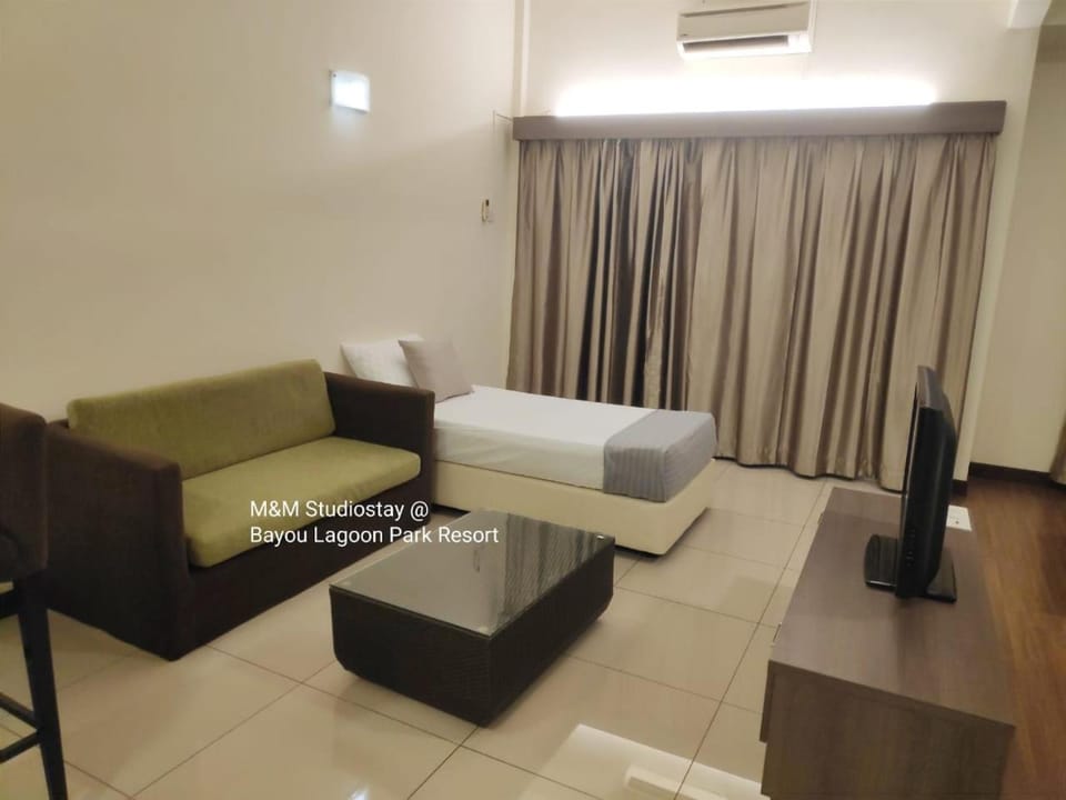 Bed, Living room