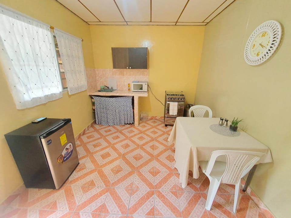 Kitchen or kitchenette, Dining area, minibar, oven, stove