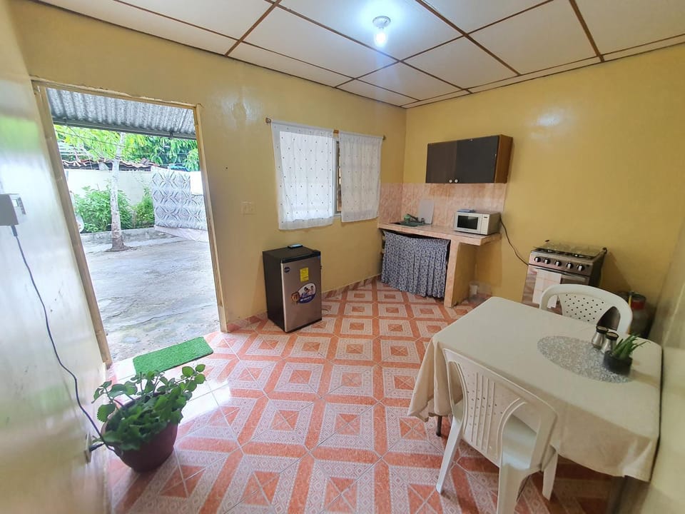 Kitchen or kitchenette, minibar
