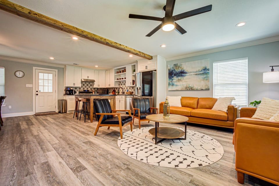 Kitchen or kitchenette, Living room, Seating area, fireplace