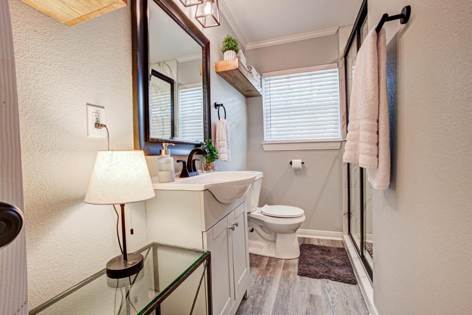 Shower, Toilet, Bathroom, towels