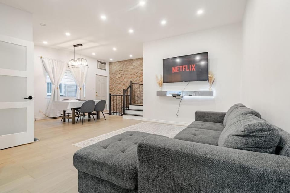 TV and multimedia, Living room, Seating area, Evening entertainment