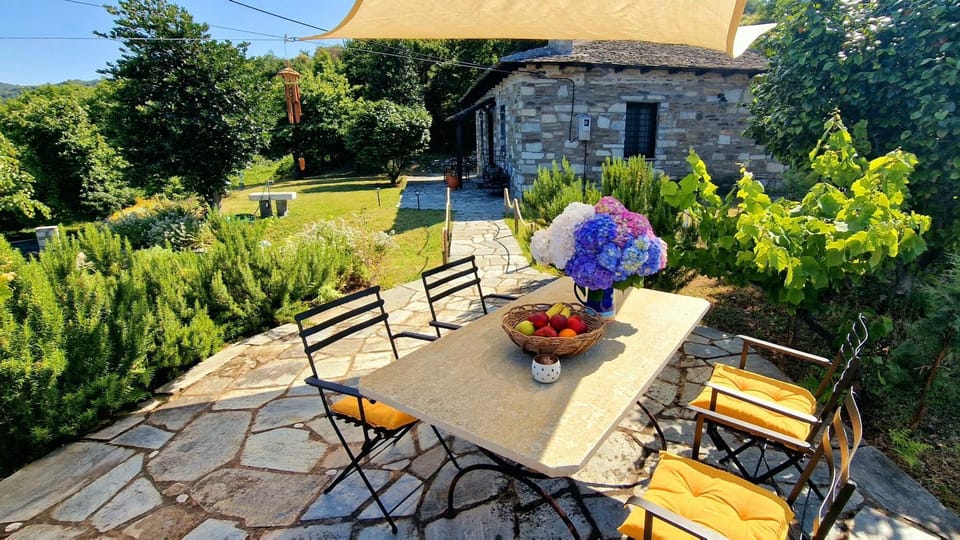 Property building, Patio, Spring, Natural landscape, Garden, Living room, Seating area, Dining area, Garden view