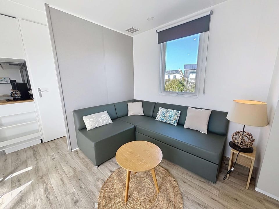 Mobil-home Grand Confort à Jullouville - Plage, Piscine Chauffée, Fitness et Parking - FR-1-361A-66 House in Jullouville