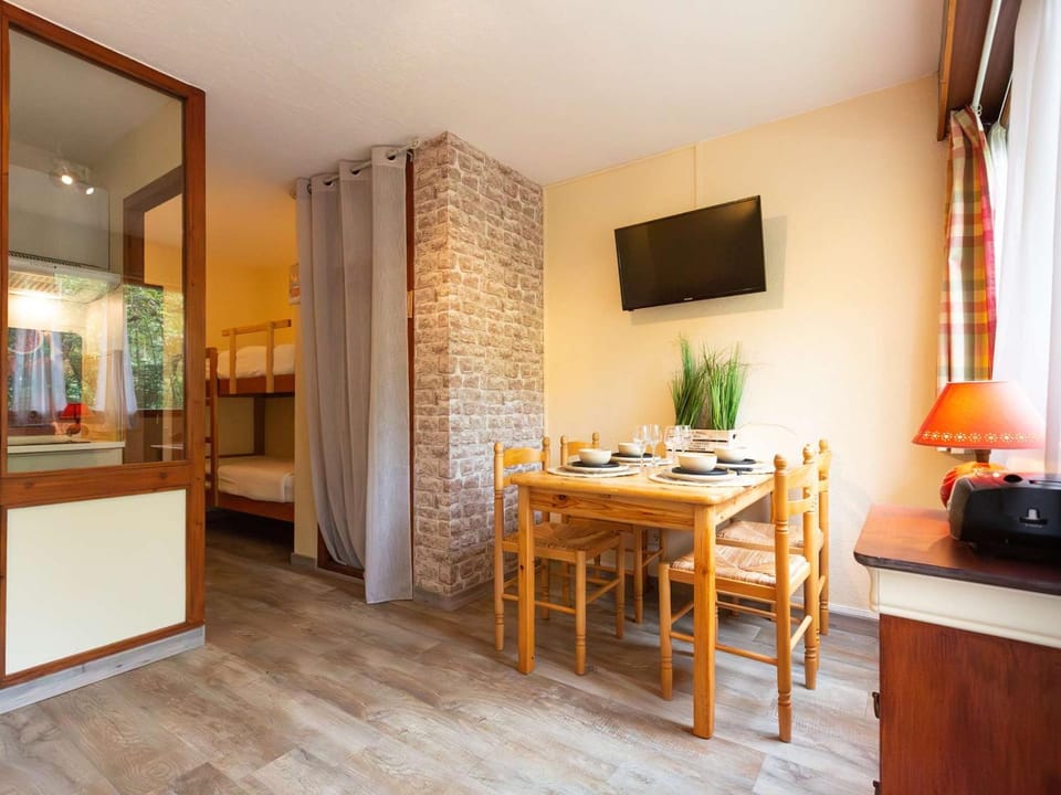 Studio 4 pers à Saint Lary avec Wifi gratuit, balcon sud, jacuzzi, salle de gym, sauna et parking - FR-1-296-470 Apartment in Saint-Lary-Soulan