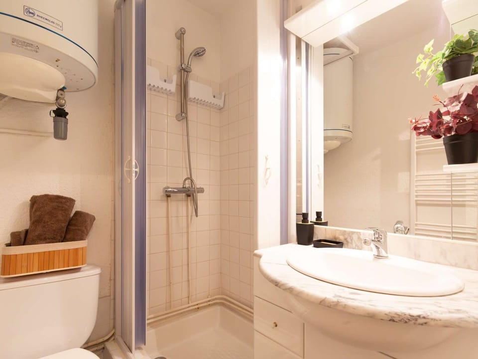 Studio 4 pers à Saint Lary avec Wifi gratuit, balcon sud, jacuzzi, salle de gym, sauna et parking - FR-1-296-470 Apartment in Saint-Lary-Soulan