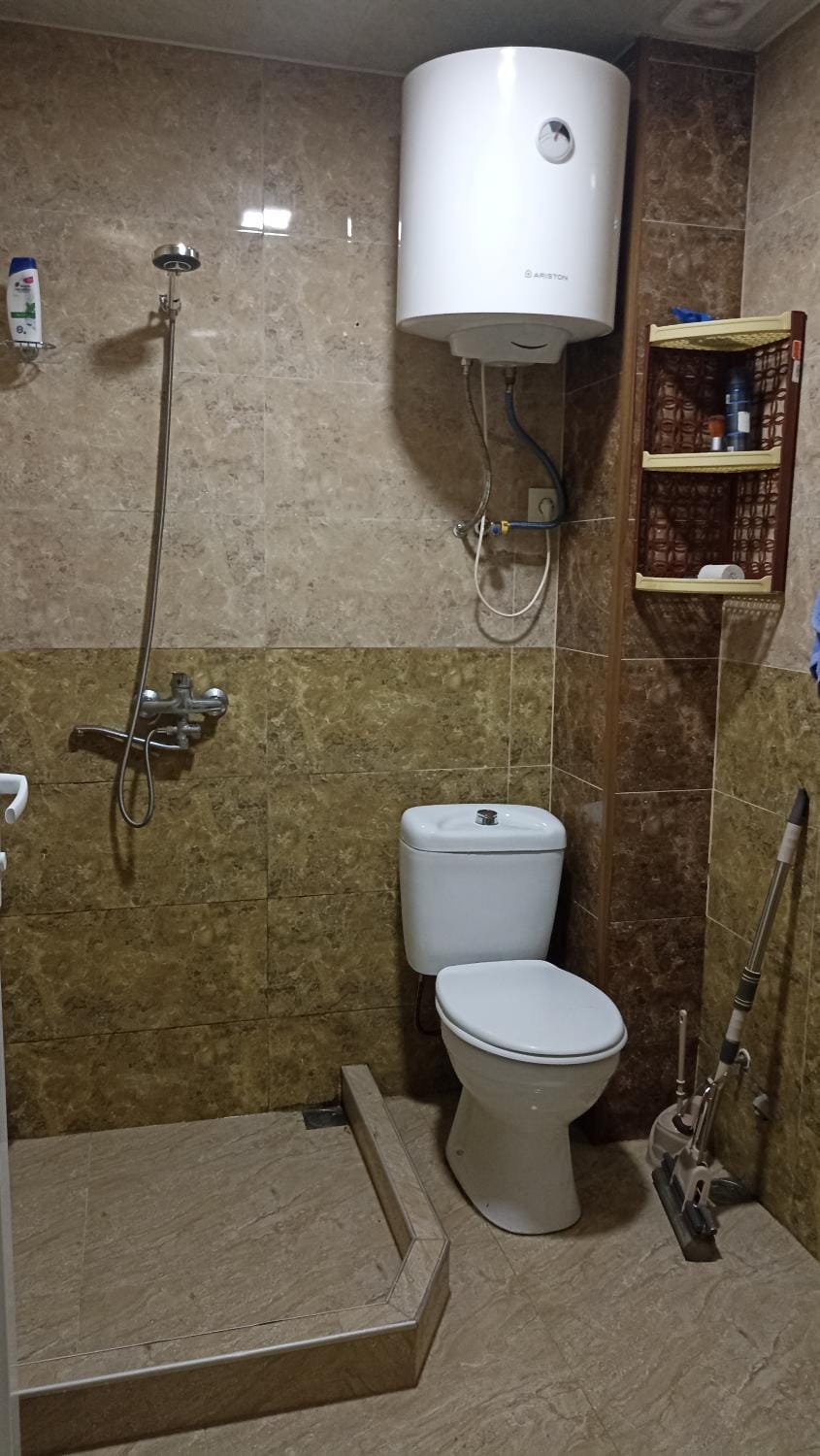 Shower, Toilet