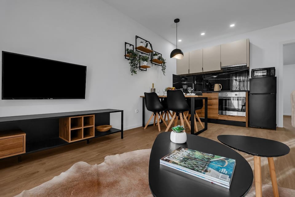 Communal lounge/ TV room, TV and multimedia, Kitchen or kitchenette, Living room, Seating area, Dining area, dishwasher, stove