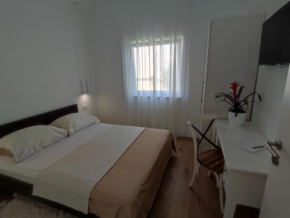 Bed, TV and multimedia, Bedroom, hair dresser