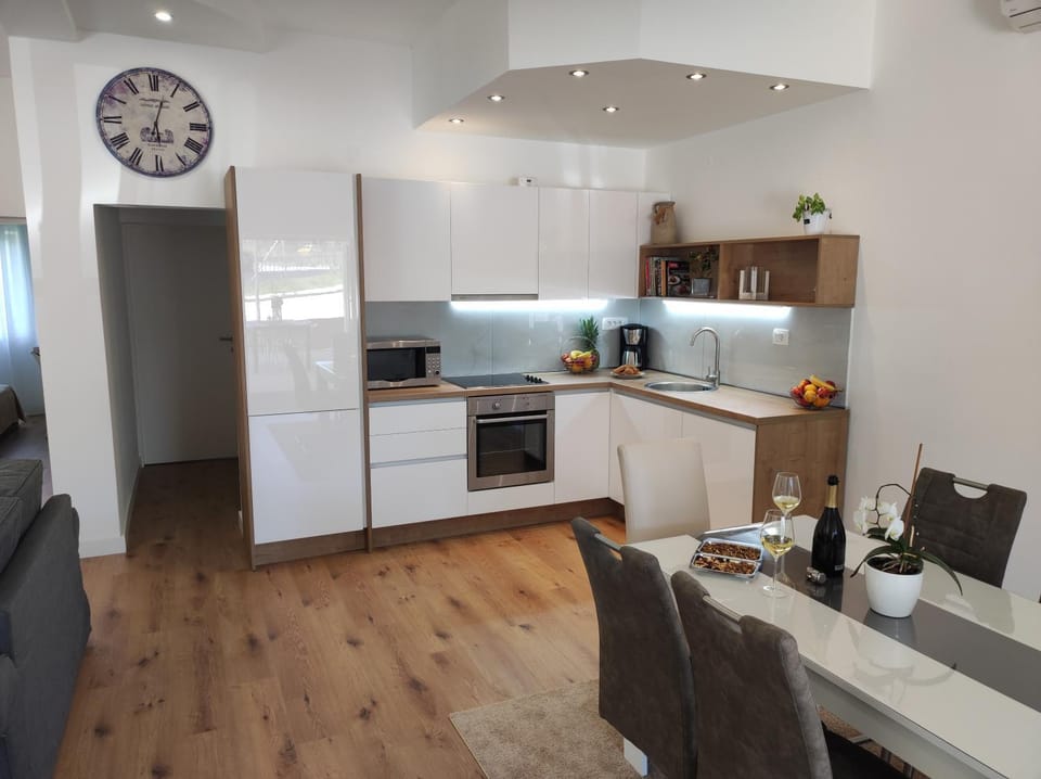 Coffee/tea facilities, Kitchen or kitchenette, Food and drinks, Dining area, dishwasher, minibar, pet friendly, stove, toaster