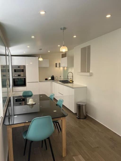 Kitchen or kitchenette, Dining area, stove