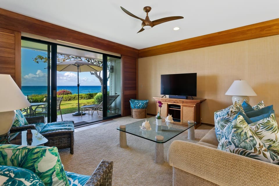 View (from property/room), Living room, Seating area, Sea view