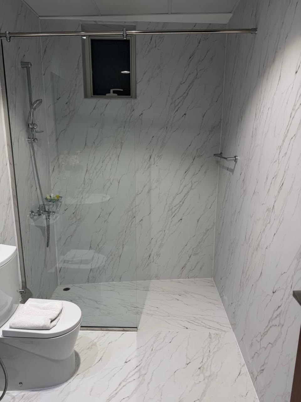 Dunya Tower Luxury and 2 min walk to Dubai Mall and Burj Khalifa in heart of Downtown Apartment in Dubai
