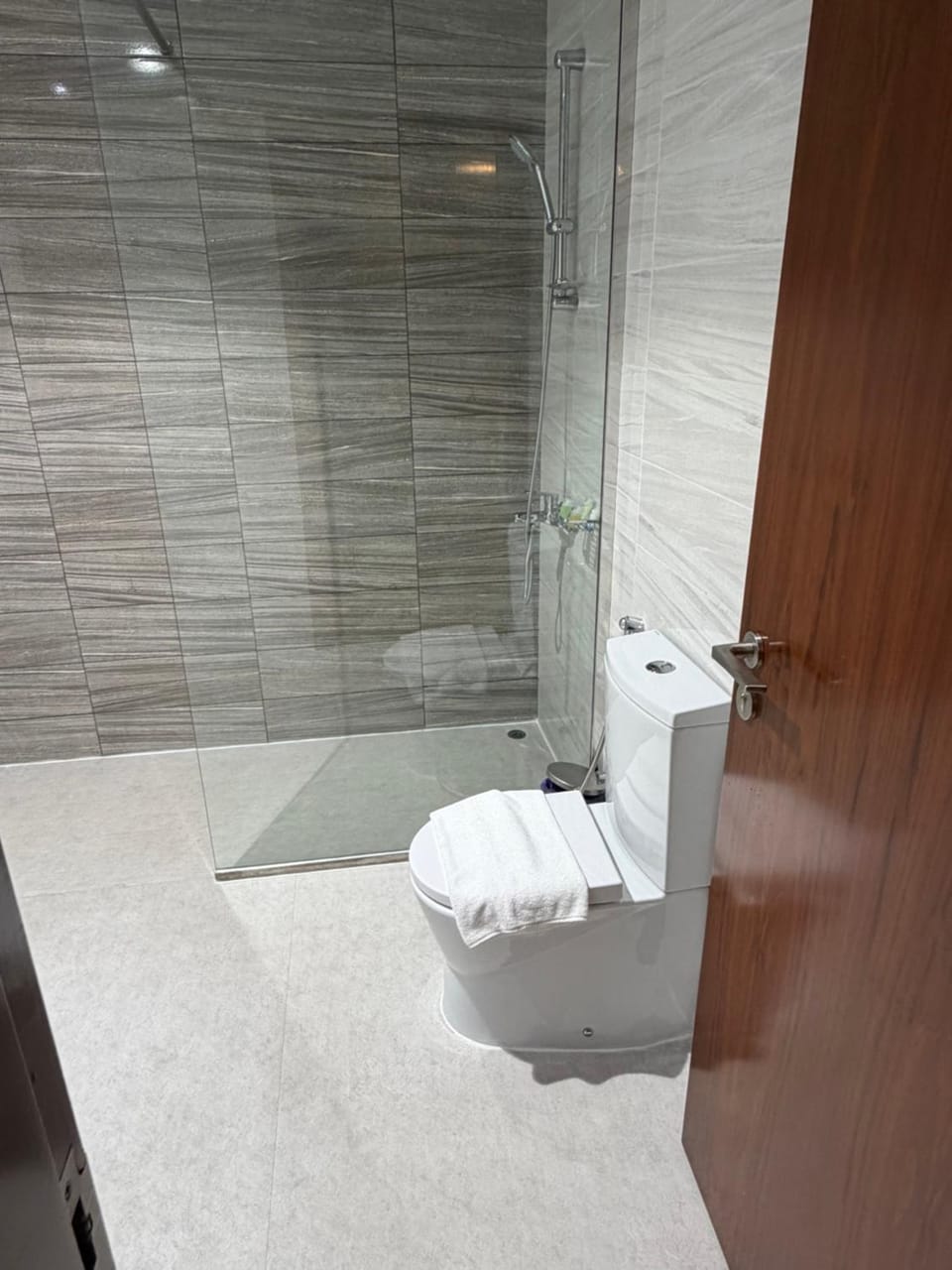Dunya Tower Luxury and 2 min walk to Dubai Mall and Burj Khalifa in heart of Downtown Apartment in Dubai