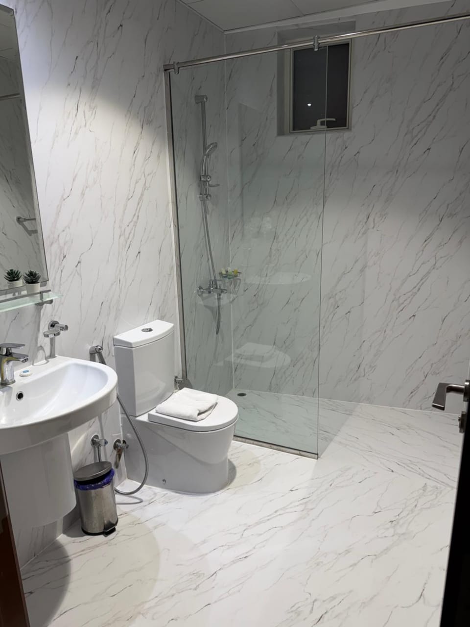 Dunya Tower Luxury and 2 min walk to Dubai Mall and Burj Khalifa in heart of Downtown Apartment in Dubai