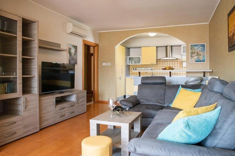 TV and multimedia, Kitchen or kitchenette, Living room, Seating area, minibar