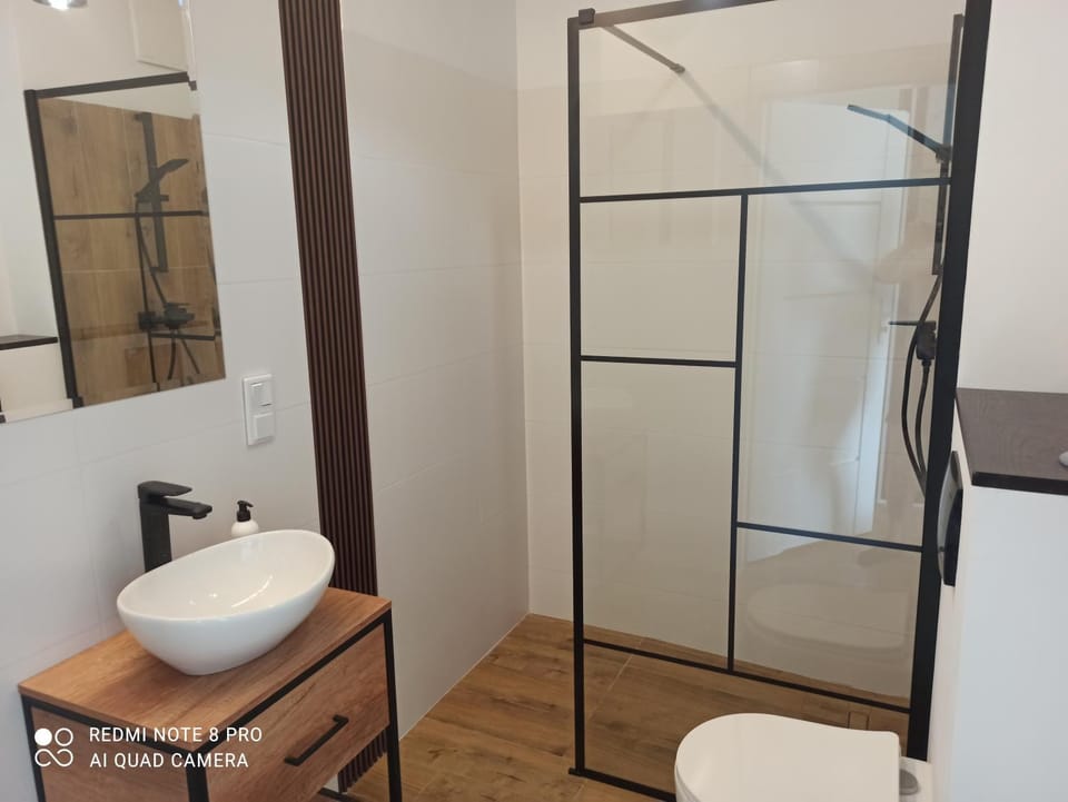 Shower, Toilet, Bathroom, towels